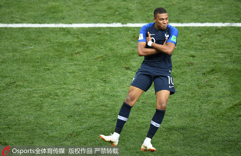 独行侠胜篮网，浓眉赛后赠球衣予小球迷（独行侠击败篮网，浓眉赛后将球衣赠送小球迷）