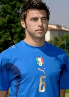 记者：曼联正在物色明年引进的防线球员，名单上大约有10人（记者称曼联已启动明年后防引援搜寻，候选名单约10人）